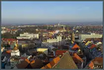 Blick vom Dom St. Petri zu Bautzen Richtung Osten: Zu sehen sind links der Sch�lerturm und rechts der Wendische Turm, die beide zur mittelalterlichen Stadtbefestigung geh�ren. Zwischen den beiden T�rmen befindet sich das Finanzamt. (Bautzen, 04.12.2016)
