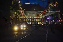 Amsterdam - Damrak nach der Abendd�mmerung. Aufnahme: 3. Januar 2017.