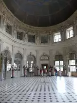 Vaux-le-Vicomte, Salle � l'Italienne im Schloss mit sechzehn kuppeltragende Figuren (10.07.2016)