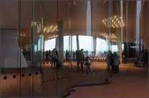 . Durchblick -

Blick von der Terrasse auf der Nordseite durch die wellenf�rmigen Glasw�nde durch die Plaza zur gegen�berliegenden Terrasse.

Hamburg, Elbphilharmonie, 03.01.2017 (J)