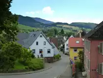 Laufen, Blick von der St.Johannis-Kirche �ber den Winzerort im Markgr�flerland, Juli 2016 