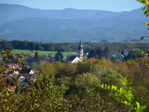 Freiburg, Blick vom Roten Felsen bei Hugstetten �ber den Ortsteil Freiburg-Hochdorf, im Hintergrund der Schwarzwald, Okt.2014