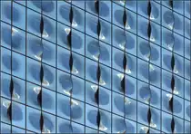 . Die Hamburger Elbphilharmonie -

Die Ostseite des Geb�udes nimmt ein Luxushotel auf.

27.09.2016 (J)