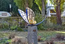 Im Kurpark von Bad Neuenahr gibt`s tats�chlich ein Denkmal f�r eine Fliege, und zwar  Denkmal f�r die Thei�-Eintagsfliege , die �berwiegend in West-Ungarn vorkommt. 30.10.2016