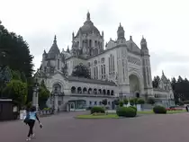 Lisieux, Basilika St. Therese, m�chtige marmorne Pilgerkirche auf eiinem Hang �ber Lisieux, erbaut von 1929 bis 1960 (12.07.2016)
