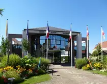 Horburg-Weier (Horbourg-Wihr), das moderne Rathaus der ca.5500 Einwohner z�hlenden Stadt unmittelbar neben Colmar/Elsa�, Juli 2016