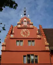Freiburg, der wappengeschm�ckte Giebel und das Glockenspiel am Alten Rathaus, erbaut 1556-61, April 2015 
