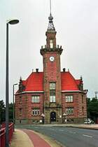 Das Alte Hafenamt im Dortmunder Stadthafen (29. August 2002). Es wurde 1899 zusammen mit dem Dortmund-Ems-Kanal und dem damit verbundenen Hafen erbaut. Die Bauweise lehnt sich an norddeutsche und niederl�ndische Stilformen des 17. Jh. an, um auf die durch den neuen Kanal geschaffene Verbindung zur Nordsee hinzuweisen.