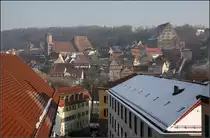 . Ein erster Eindruck -

Kommt man mit der Bahn in Schw�bisch Hall �berquert man zun�chst einen Fu�g�ngersteg und hat dann diese Ausblick �ber die Altstadt. Links die Michaelskirche, rechts oben der Neubau.

22.01.2017 (M)