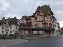 Pont-l’�veque, Quai des Gabarres (14.07.2016)
