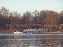 Hamburg am 3.12.2016: Binnenalster mit Alsterdampfschiff und der S-Bahn vom Dammtor zum Hauptbahnhof �ber die Lombardsbr�cke /