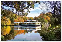 Blick �ber den Emmasee im B�rgerpark Bremen, im Hintergrund das beliebte Cafe/Restaurant am Emmasee. Oktober 2011.