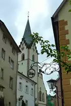 Engen, Blick durch die Altstadtgassen zur Stadtkirche Mari� Himmelfahrt, Juli 2012
