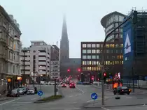 Hamburg am 15.12.2016: Blick vom Zollkanal/Dovenfleet durch die Stra�e „Brandstwiete“ �ber die „Willy-Brandt-Str.“ zur Petrikirche mit dem im Hochnebel verschwindenden Turm /
