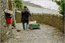 Clovelly. M�hsamer Alltag: f�r den Warentransport werden h�lzerne Schlitten verwendet. 
Scan eines Fotos vom Sommer 2002.