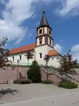 Theilenberg, St. Wenzeslaus Kirche, verputzter Satteldachbau mit eingezogenem Rechteckchor und Chorturm mit Spitzhelm, Langhaus erweitert 1714 und 1879 (26.05.2016)