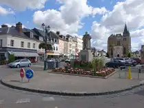 Le Neubourg, Rue de la Republique mit St. Paul Kirche (15.07.2016)
