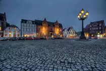 Der Gl�ckst�dter Marktplatz vor Einbruch der Dunkelheit mit all seiner Sch�nheit!
-Kandelaber
-Hotels
-Restaurants
-Lichter 


Aufnahmezeit: 2017:01:31 17:22:04