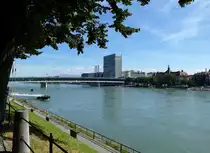 Basel, Blick �ber den Rhein zur doppelst�ckigen Dreirosenbr�cke mit dem Novartis-Hochhaus, am Horizont der Schwarzwald, Juli 2016