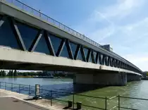 Basel, die 226m lange Dreirosenbr�cke �ber den Rhein, doppelst�ckige Stahlverbund-Fachwerkbr�cke f�r die Autobahn (unten), Stra�enbahn und Stra�enverkehr, Rad-und Fu�weg verl�uft oben, Juli 2016 