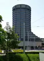 Basel, der BIZ-Turm, Sitz der Bank f�r Internationalen Zahlungsausgleich, 70m hoch, erbaut 1972-77, Mai 2015 