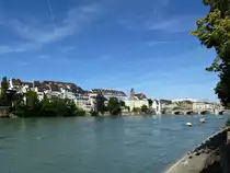 Basel, Blick vom Rheinufer in Kleinbasel flu�abw�rts zur Mittleren Br�cke, Juli 2016