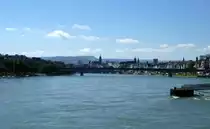 Basel, Blick rheinaufw�rts zur Johanniterbr�cke, dahinter die Altstadt mit dem M�nster, am Horizont die Berge der Schweizer Jura, Juli 2016
