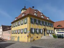 Windsbach, ehemaliges markgr�fliches Amtshaus, Zweigeschossiger Walmdachbau �ber hohem Sockelgeschoss, erbaut von 1736 bis 1737 (26.05.2016)