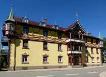 St.M�rgen, das 1757-58 als Klosterherberge erbaute Geb�ude beherbergt heute das Cafe  Goldene Krone , Juli 2016