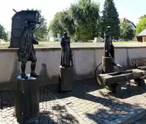 St.M�rgen, der Schwarzwaldbrunnen mit typischen Schwarzwaldfiguren am Rande der Friedhofsmauer, Juli 2015