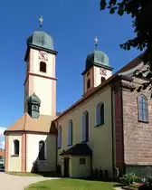 St.M�rgen, die Pfarr-und Wallfahrtskirche Mari� Himmelfahrt, im Barockstil erbaut, 1725 eingeweiht, hier die Nordseite mit der Gnadenkapelle, Juli 2015