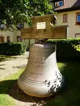 St.M�rgen, die 2100kg schwere Christus-Glocke aus Stahl steht im Innenhof der ehemaligen Klosteranlage, sie wurde 1989 durch eine Bronzeglocke im Gel�ut der Pfarr-und Wallfahrtskirche ersetzt, Juli 2015