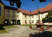 St.M�rgen, der Innenhof mit Brunnen und Klosterpforte an der Nordseite der ehemaligen Klosteranlage, Juli 2015