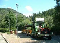 Der  Oybiner Gebirgs-Express  am Bahnhof Kurort Oybin im Zittauer Gebirge im Juli 2003, er f�hrt im Sommer in die Nachbargemeinden Kurort Jonsdorf, L�ckendorf, Ortsteil Hain, auf die Berge T�pfer und Hochwald und teilweise auf den Berg Oybin. Im Hintergrund der Ameisenberg. 