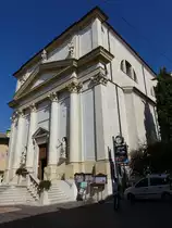 Lazise, Kirche St. Zeno e Martino, erbaut Ende des 18. Jahrhundert durch Architekt +
Luigi Trezza, Statuen an der Fassade von A. Spiazzi (07.10.2016)