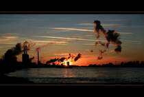 Blick �ber den Rhein auf die Industrie in Duisburg-H�ttenheim