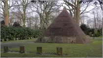 Bremerhaven. Auf dem Wulsdorfer Friedhof wurde 1919 ein Ehrenmal f�r die Gefallenen des Ersten Weltkrieges in Form einer Backsteinpyramide errichtet.
21.02.2017