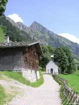 �ber der Marienkapelle in Gerstruben erhebt sich der Gipfel des H�fats (Oberstdorf, Oberallg�u - Sommer 2004)