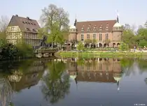 Haus Wittringen in Gladbeck mit Museum links und im Hauptgeb�ude im Stil der niederrheinischen Renaissance - unten mit Gastst�tte und dar�ber der sogenannte Gildensaal (NRW / April 2005)