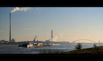 Rheinauen Duisburg-Homberg mit Blick auf die Industrie in Hochfeld. Rechts im Hintergrund ist die  Br�cke der Solidarit�t  zwischen Hochfeld und Rheinhausen zu sehen.