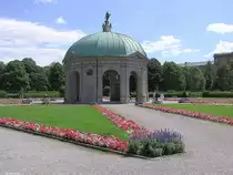 Der Dianatempel ist ein Pavillon In der Mitte des Hofgartens in M�nchen (Sommer 2004), dahinter befindet sich die Bayerische Staatskanzlei.