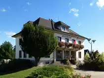 Plobsheim, das Rathaus der �ber 4000 Einwohner z�hlenden Gemeinde am Rhein-Rhone-Kanal s�dlich von Stra�burg, Okt.2016