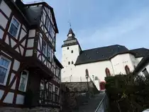 EV. PFARRKIRCHE UND PFARRHAUS HAIGER/DILLKREIS
Als Wahrzeichen der hessischen Kleinstadt auf einer Anh�he direkt �ber dem
Marktplatz im Zentrum gelegen,bietet die mehr als 900 Jahre alte Kirche im
Inneren wertvolle Fresken von fl�mischen Malern...
Wundersch�n renoviert das Fachwerk-Pfarrhaus unterhalb,hier am 3.3.2017