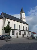 Kist, Pfarrkirche St. Bartholom�us, Saalbau mit eingezogenem Chor und n�rdlichem Fassadenturm mit Spitzhelm, neoromanisch, erbaut 1872 (15.06.2016)