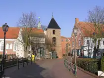 Kirchengeb�ude und  Glockenturm der ev. Kirche von Greetsiel (Landkreis Aurich, Niedersachsen - Februar 2005)