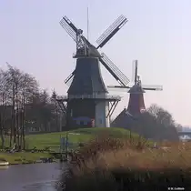 Die Zwillingsm�hlen, die bekannteste Sehensw�rdigkeit von Greetsiel (Landkreis Aurich, Niedersachsen - Februar 2005)
