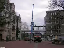 Abriss der Verbindungsbr�cke ( Beamtenlaufbahn ) zwischen altem Rathaus und B�roturm I in Gladbeck (NRW - Februar 2005)