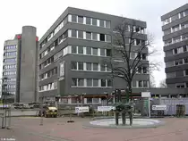 Nach Abriss der Verbindungsbr�cke zwischen altem Rathaus in Gladbeck und B�roturm I werden die beiden B�rot�rme I & II entkernt (Asbest verseucht) und danach abgerissen; im Hintergrund der Turm der Stadtsparkasse (NRW - Februar 2005)
