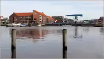 Emden. Blick �ber den alten Binnenhafen zum Geb�ude des Wasserstra�en- und Schifffahrtsamtes Emden an der Zufahrt zum Eisenbahndock mit seiner Klappbr�cke.
10.03.2017