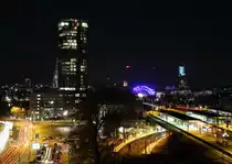 K�ln bei Nacht. Von der obersten Etage des Parkhauses an der Lanxess-Arena hat man einen etwas anderen Blick auf K�ln. Im Vordergrund der K�lnertriangel und rechts daneben der Bahnhof Deutz. Hinter dem Triangel versteckt sich der Dom.

K�ln Deutz, 10. M�rz 2017